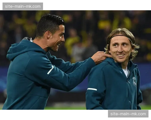 终场哨响，克罗地亚老将莫德里奇跪地掩面告别欧冠